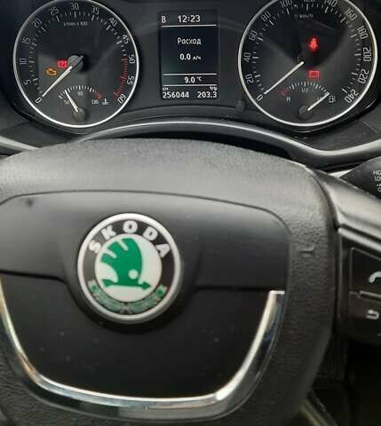 Черный Шкода Октавия, объемом двигателя 1.6 л и пробегом 256 тыс. км за 9000 $, фото 4 на Automoto.ua