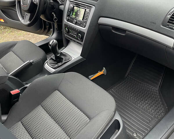 Чорний Шкода Октавія, об'ємом двигуна 1.6 л та пробігом 266 тис. км за 8000 $, фото 8 на Automoto.ua