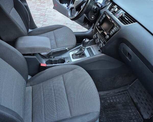 Черный Шкода Октавия, объемом двигателя 1.6 л и пробегом 330 тыс. км за 9500 $, фото 2 на Automoto.ua
