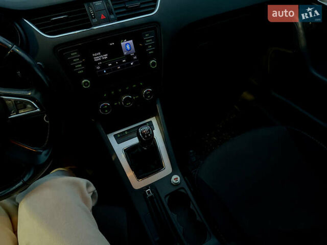 Черный Шкода Октавия, объемом двигателя 1.6 л и пробегом 335 тыс. км за 10000 $, фото 18 на Automoto.ua