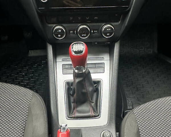 Черный Шкода Октавия, объемом двигателя 1.6 л и пробегом 240 тыс. км за 10500 $, фото 5 на Automoto.ua