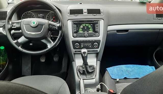 Черный Шкода Октавия, объемом двигателя 1.6 л и пробегом 256 тыс. км за 9000 $, фото 3 на Automoto.ua