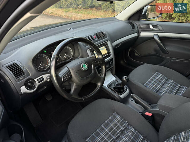 Черный Шкода Октавия, объемом двигателя 2 л и пробегом 217 тыс. км за 10550 $, фото 69 на Automoto.ua