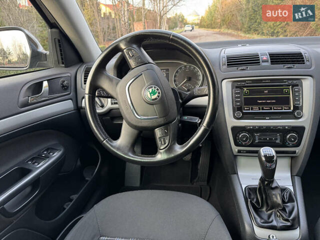 Черный Шкода Октавия, объемом двигателя 2 л и пробегом 217 тыс. км за 10550 $, фото 60 на Automoto.ua