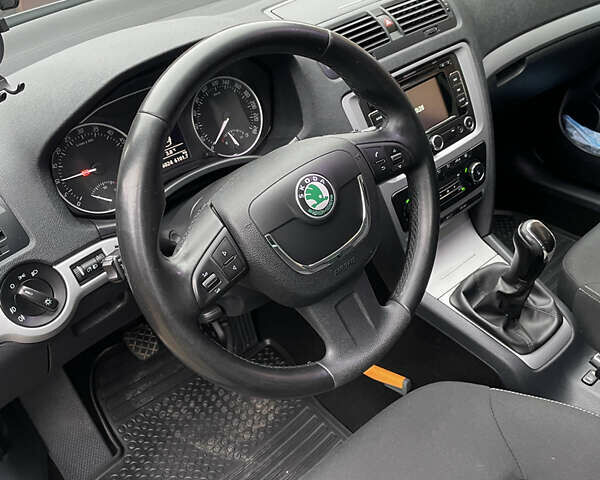 Чорний Шкода Октавія, об'ємом двигуна 1.6 л та пробігом 266 тис. км за 8000 $, фото 14 на Automoto.ua