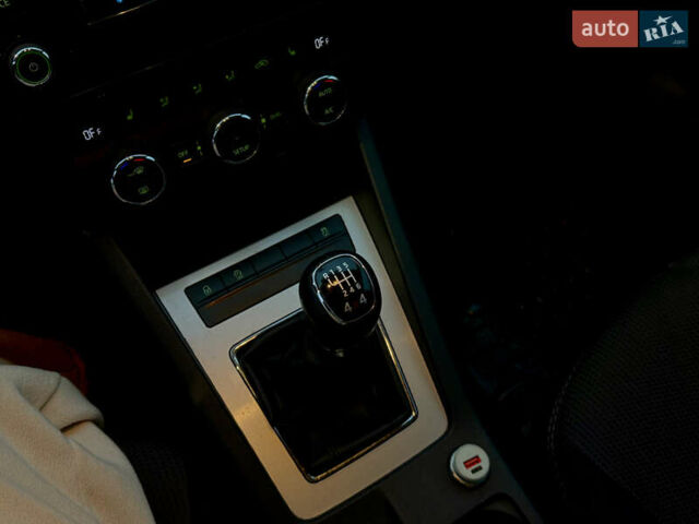 Черный Шкода Октавия, объемом двигателя 1.6 л и пробегом 335 тыс. км за 10000 $, фото 12 на Automoto.ua