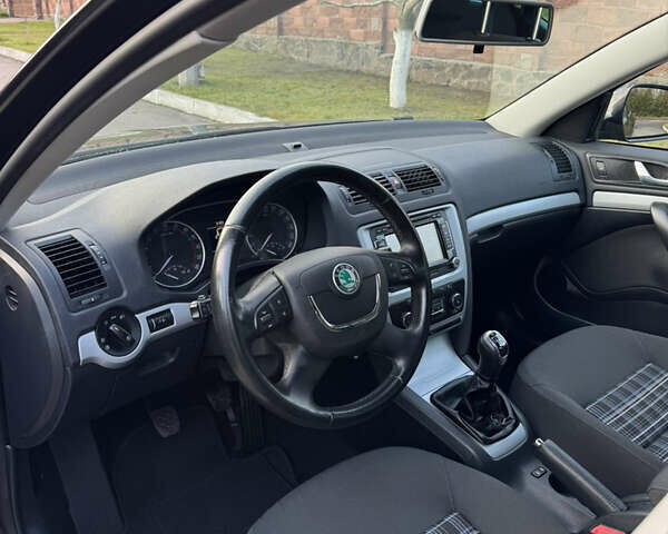 Черный Шкода Октавия, объемом двигателя 2 л и пробегом 217 тыс. км за 10550 $, фото 46 на Automoto.ua