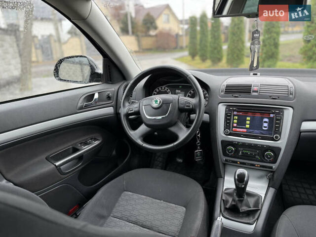 Черный Шкода Октавия, объемом двигателя 1.6 л и пробегом 246 тыс. км за 8900 $, фото 1 на Automoto.ua