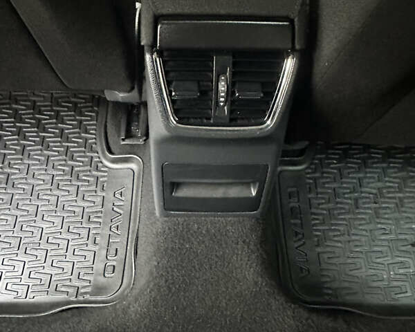 Черный Шкода Октавия, объемом двигателя 1.6 л и пробегом 240 тыс. км за 10500 $, фото 10 на Automoto.ua