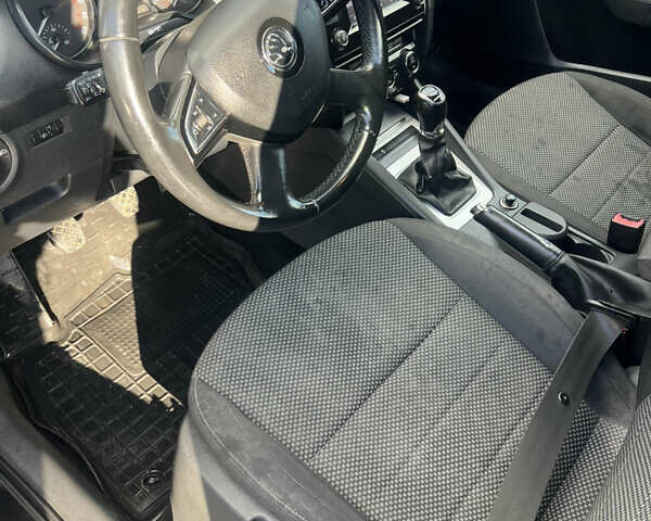 Черный Шкода Октавия, объемом двигателя 1.6 л и пробегом 267 тыс. км за 9497 $, фото 3 на Automoto.ua