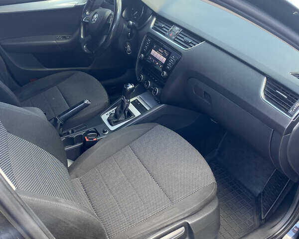 Черный Шкода Октавия, объемом двигателя 1.6 л и пробегом 310 тыс. км за 11700 $, фото 3 на Automoto.ua