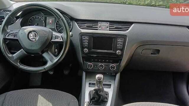 Черный Шкода Октавия, объемом двигателя 1.6 л и пробегом 300 тыс. км за 9500 $, фото 3 на Automoto.ua