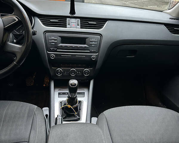 Черный Шкода Октавия, объемом двигателя 1.6 л и пробегом 243 тыс. км за 9700 $, фото 3 на Automoto.ua