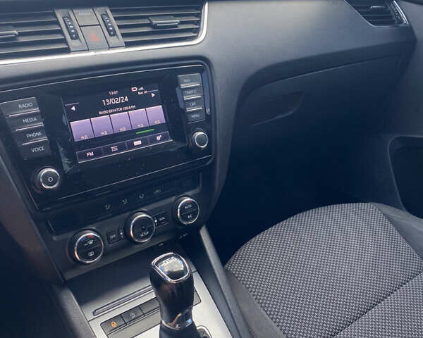 Черный Шкода Октавия, объемом двигателя 1.6 л и пробегом 310 тыс. км за 11700 $, фото 11 на Automoto.ua