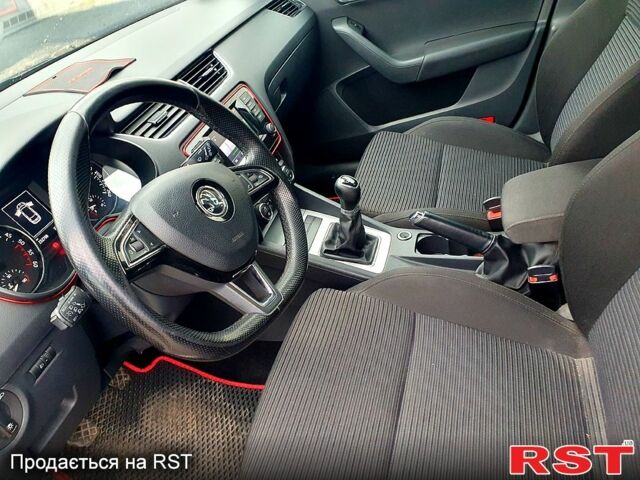 Черный Шкода Октавия, объемом двигателя 1.6 л и пробегом 220 тыс. км за 10600 $, фото 5 на Automoto.ua