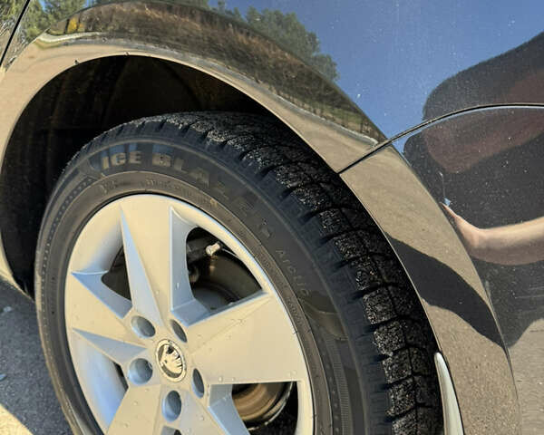 Черный Шкода Октавия, объемом двигателя 1.6 л и пробегом 275 тыс. км за 11200 $, фото 3 на Automoto.ua