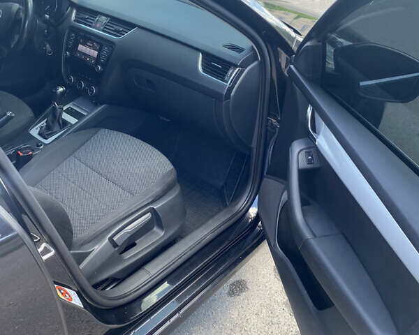 Черный Шкода Октавия, объемом двигателя 1.6 л и пробегом 310 тыс. км за 11700 $, фото 1 на Automoto.ua