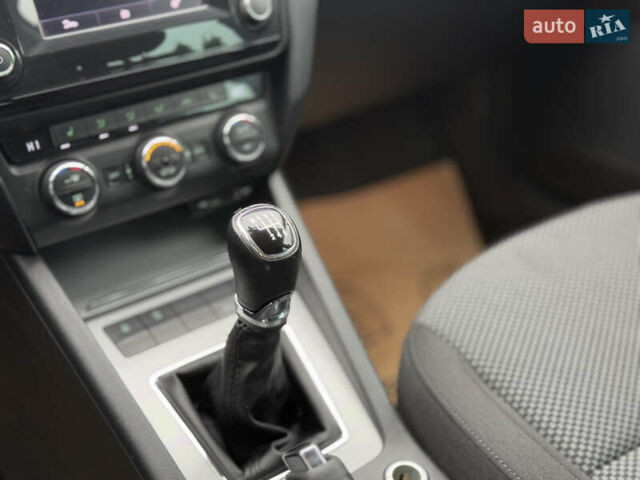 Черный Шкода Октавия, объемом двигателя 1.6 л и пробегом 232 тыс. км за 9900 $, фото 11 на Automoto.ua