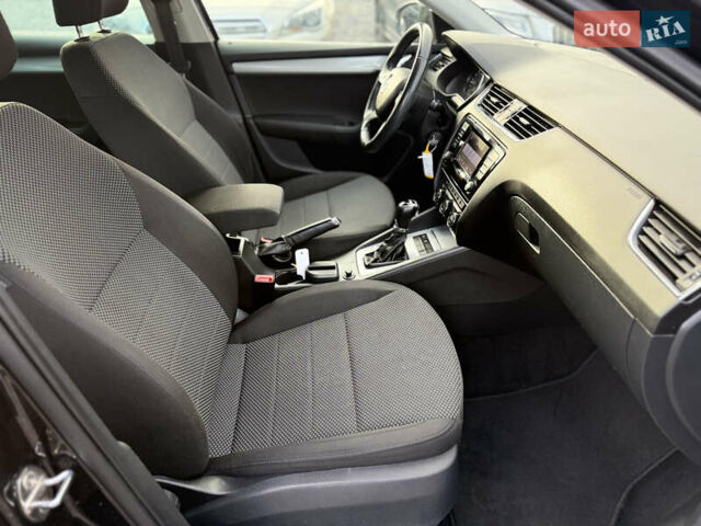 Черный Шкода Октавия, объемом двигателя 1.6 л и пробегом 218 тыс. км за 11950 $, фото 22 на Automoto.ua