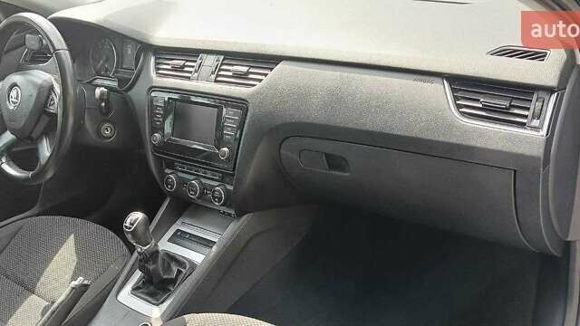 Черный Шкода Октавия, объемом двигателя 1.6 л и пробегом 300 тыс. км за 9500 $, фото 2 на Automoto.ua