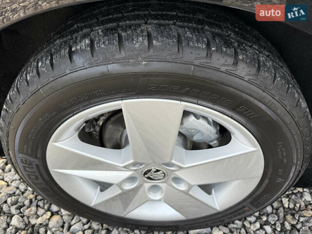 Черный Шкода Октавия, объемом двигателя 1.6 л и пробегом 218 тыс. км за 11950 $, фото 39 на Automoto.ua