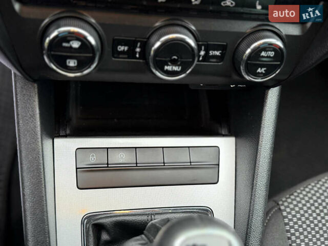 Черный Шкода Октавия, объемом двигателя 1.6 л и пробегом 285 тыс. км за 10800 $, фото 15 на Automoto.ua