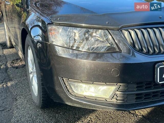 Черный Шкода Октавия, объемом двигателя 1.6 л и пробегом 227 тыс. км за 12790 $, фото 1 на Automoto.ua