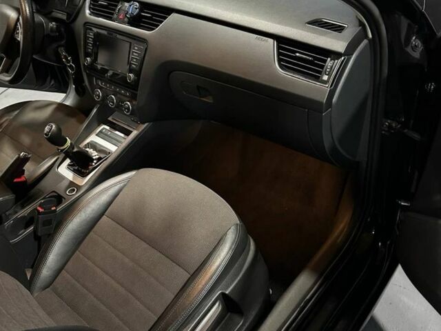 Черный Шкода Октавия, объемом двигателя 2 л и пробегом 340 тыс. км за 11000 $, фото 3 на Automoto.ua