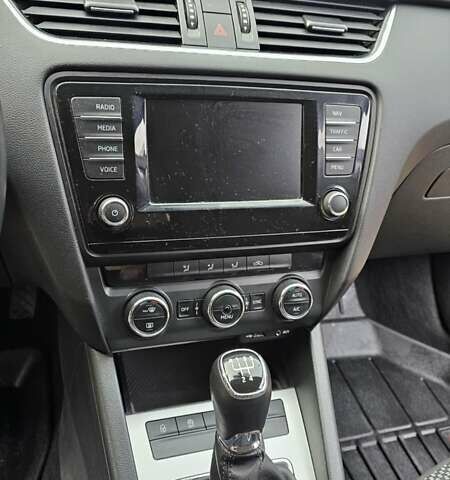 Черный Шкода Октавия, объемом двигателя 1.6 л и пробегом 206 тыс. км за 12000 $, фото 26 на Automoto.ua