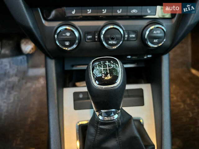 Черный Шкода Октавия, объемом двигателя 1.6 л и пробегом 299 тыс. км за 11000 $, фото 4 на Automoto.ua