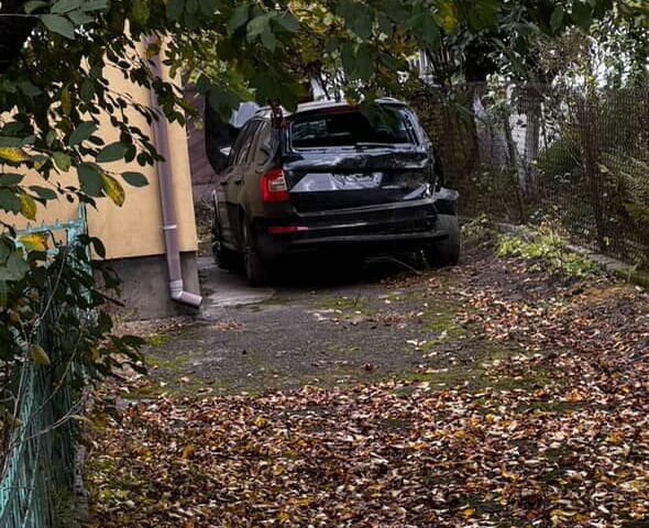 Черный Шкода Октавия, объемом двигателя 1.6 л и пробегом 220 тыс. км за 3500 $, фото 7 на Automoto.ua