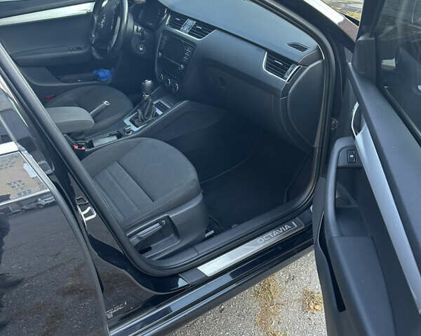 Черный Шкода Октавия, объемом двигателя 2 л и пробегом 263 тыс. км за 12500 $, фото 5 на Automoto.ua