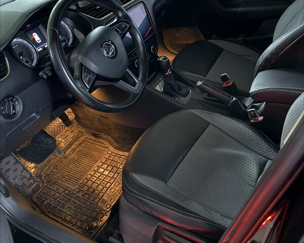 Черный Шкода Октавия, объемом двигателя 1.6 л и пробегом 306 тыс. км за 14500 $, фото 11 на Automoto.ua