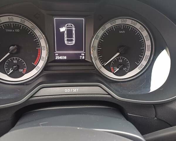 Черный Шкода Октавия, объемом двигателя 1.6 л и пробегом 270 тыс. км за 14000 $, фото 11 на Automoto.ua