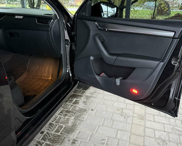 Черный Шкода Октавия, объемом двигателя 1.6 л и пробегом 306 тыс. км за 14500 $, фото 15 на Automoto.ua