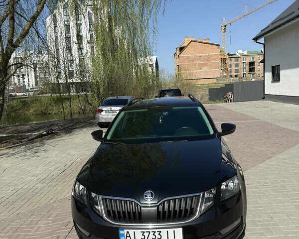 Черный Шкода Октавия, объемом двигателя 1.6 л и пробегом 280 тыс. км за 12500 $, фото 1 на Automoto.ua