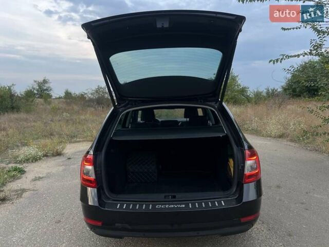 Черный Шкода Октавия, объемом двигателя 1.6 л и пробегом 314 тыс. км за 13999 $, фото 18 на Automoto.ua