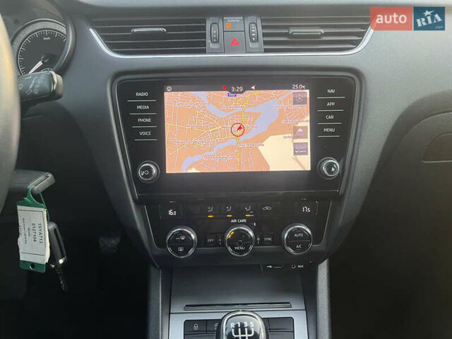 Черный Шкода Октавия, объемом двигателя 1.6 л и пробегом 231 тыс. км за 13000 $, фото 16 на Automoto.ua