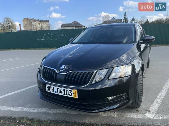 Черный Шкода Октавия, объемом двигателя 2 л и пробегом 247 тыс. км за 15300 $, фото 1 на Automoto.ua