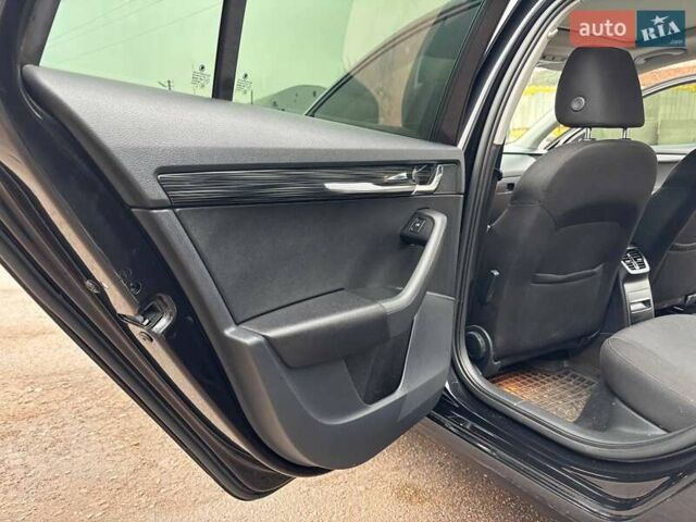 Черный Шкода Октавия, объемом двигателя 1.8 л и пробегом 225 тыс. км за 16000 $, фото 13 на Automoto.ua