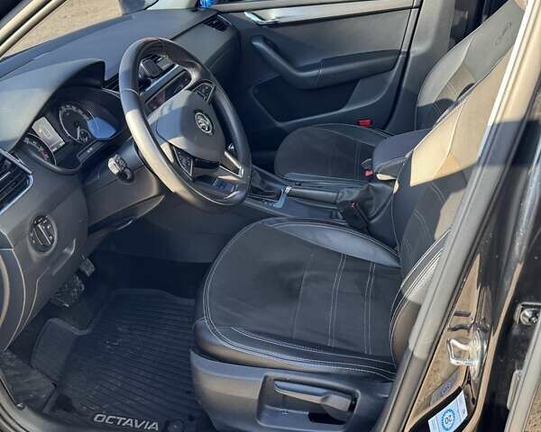 Черный Шкода Октавия, объемом двигателя 2 л и пробегом 214 тыс. км за 16400 $, фото 2 на Automoto.ua