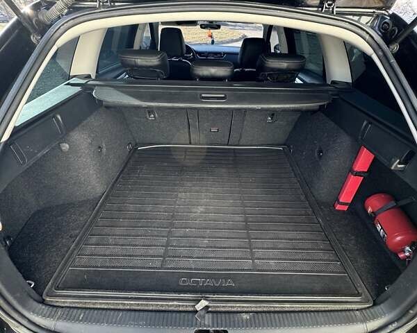 Черный Шкода Октавия, объемом двигателя 2 л и пробегом 214 тыс. км за 16400 $, фото 4 на Automoto.ua
