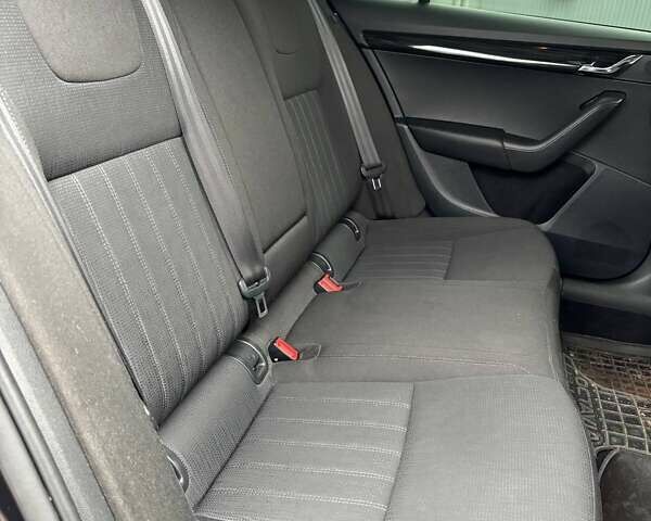 Черный Шкода Октавия, объемом двигателя 1.8 л и пробегом 225 тыс. км за 16000 $, фото 12 на Automoto.ua