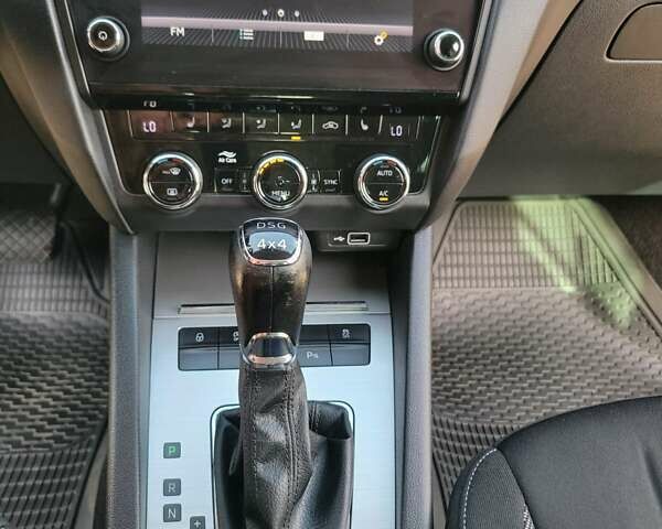 Черный Шкода Октавия, объемом двигателя 2 л и пробегом 216 тыс. км за 19500 $, фото 12 на Automoto.ua