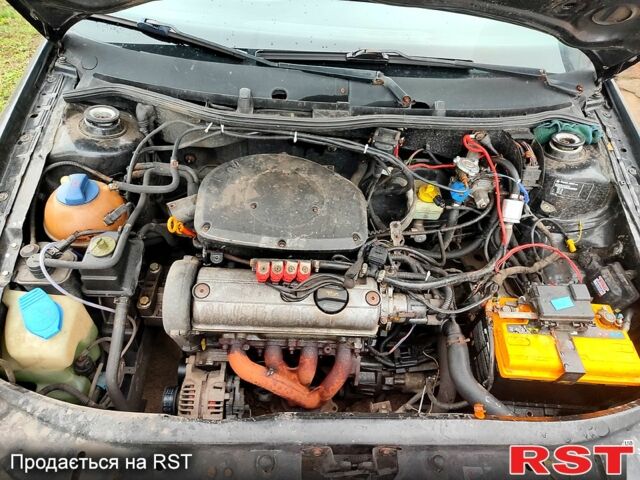 Черный Шкода Октавия, объемом двигателя 1.6 л и пробегом 300 тыс. км за 2800 $, фото 5 на Automoto.ua