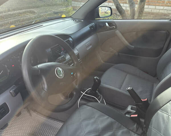 Черный Шкода Октавия, объемом двигателя 1.6 л и пробегом 350 тыс. км за 4200 $, фото 7 на Automoto.ua