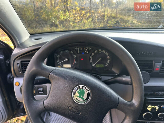 Черный Шкода Октавия, объемом двигателя 1.6 л и пробегом 350 тыс. км за 4200 $, фото 9 на Automoto.ua