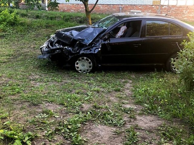 Черный Шкода Октавия, объемом двигателя 1.6 л и пробегом 240 тыс. км за 1000 $, фото 2 на Automoto.ua