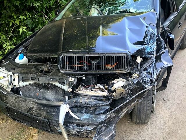 Черный Шкода Октавия, объемом двигателя 1.6 л и пробегом 240 тыс. км за 1000 $, фото 3 на Automoto.ua