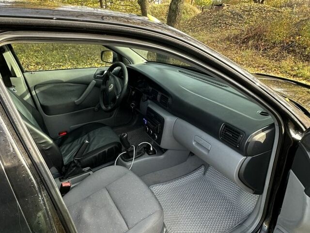 Черный Шкода Октавия, объемом двигателя 1.6 л и пробегом 348 тыс. км за 4200 $, фото 4 на Automoto.ua